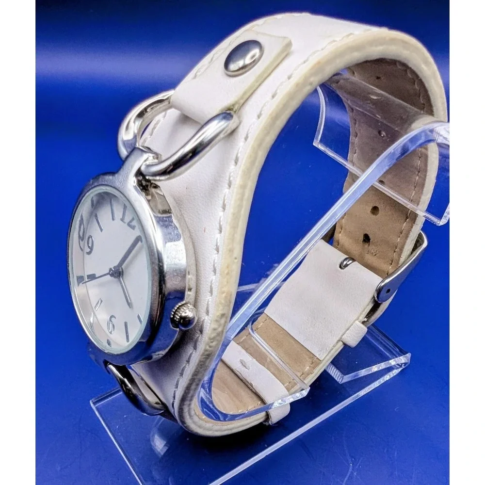 Beautiful Analog‎ Watch Silver Tone White Buckle Soft Leather Band, New Battery